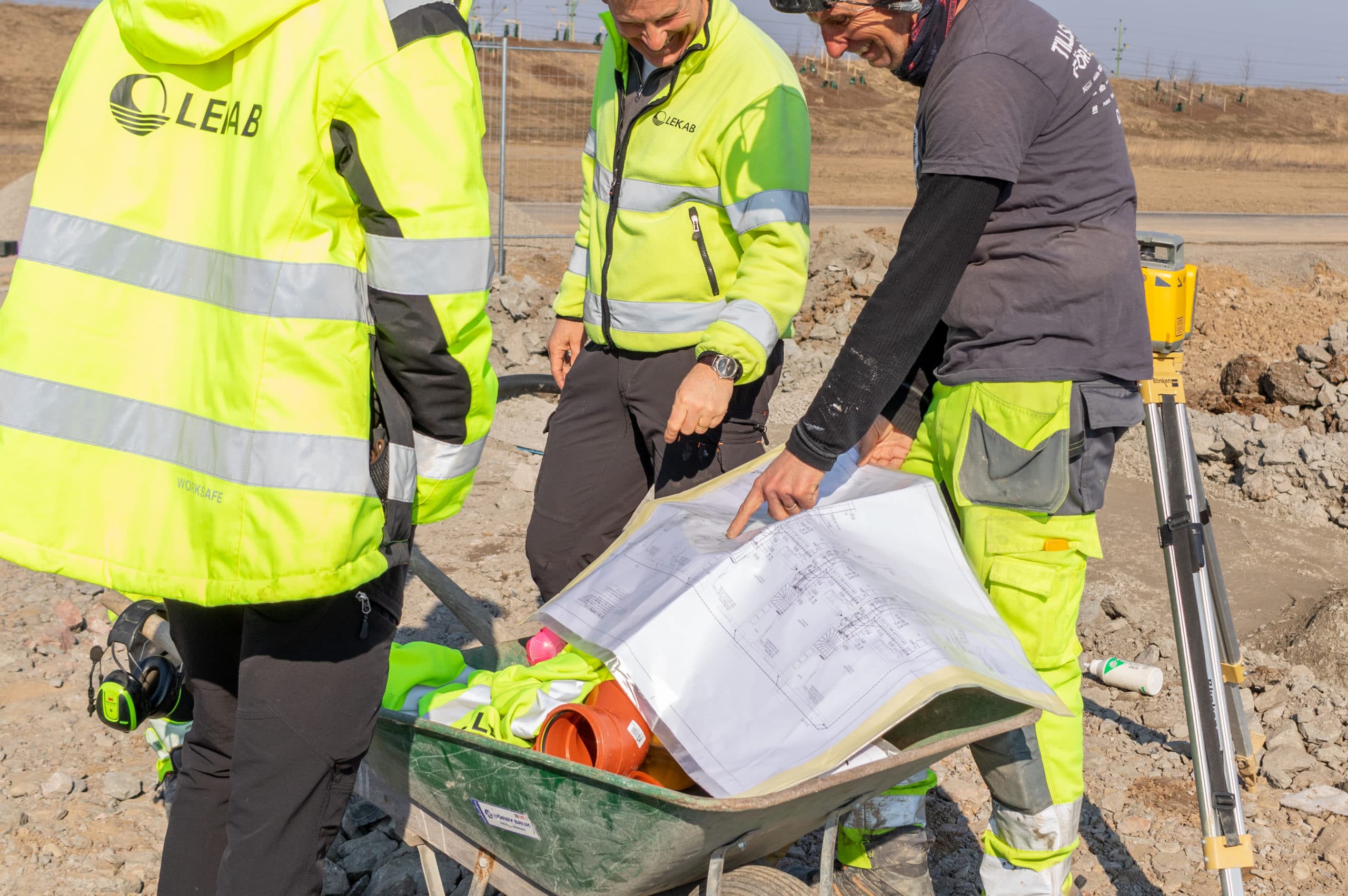 tree arbetare som jobbar och planerar